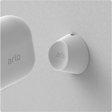 新設計的磁性支架可更方便將 Arlo Ultra 安裝在不同的表面