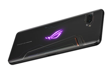 ROG Phone II 風格強悍， ROG Logo 植入 Aura RGB 「 Aura Sync 」燈光系統，電競味道十足。