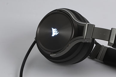 耳罩上的 Corsair 標誌在無線或 USB 連接下會發光