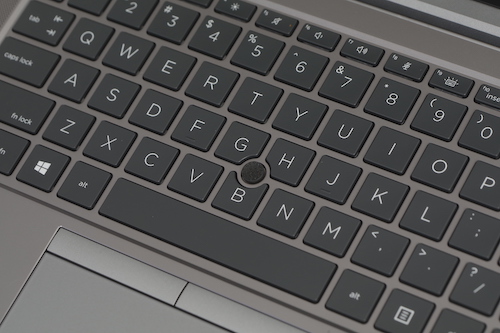 鍵盤中間加入 Point stick 的設計，使用更靈活方便。
