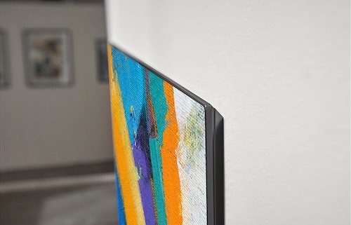 LG OLED GX 採用薄邊無縫設計，可以完全貼近牆身。令電視成為家居設計一部分。