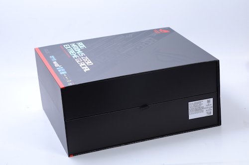 盒子極具份量，包裝是一般主板的雙倍厚度。