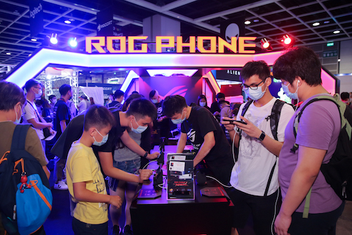 ROG Phone 參展的香港電競節吸引大批手遊玩家到場試用最新產品！