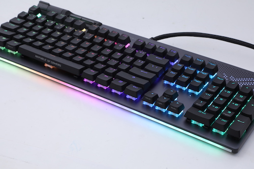 整個鍵盤上遍佈各種 RGB 燈，顏值分數極高。