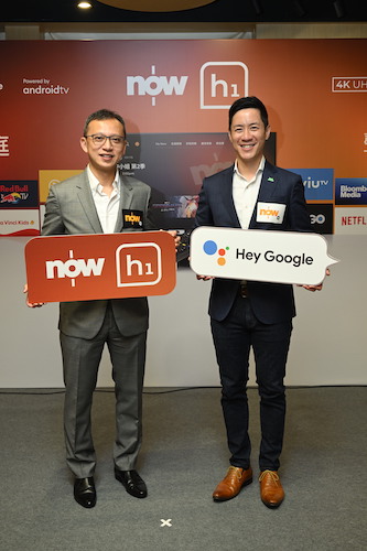 HKT Home 董事總經理蔡煒健先生（左）與 Google 攜手為香港家庭帶來 Now H1 。